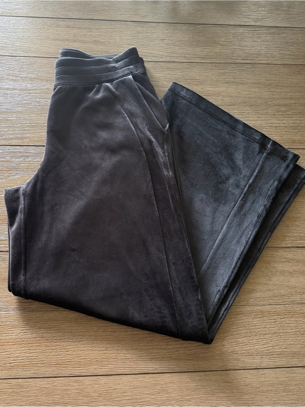 NEW Lululemon Scuba Mid-Rise Wide-Leg Pant
Velvet, L